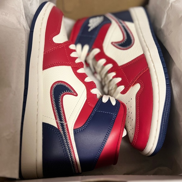 Brand New Women’s Jordan 1 Mid SE - USA shoe - Picture 3 of 3